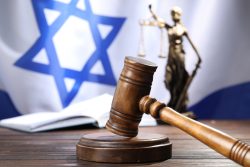 קטין בבית משפט על עבירות הצתה ותקיפה