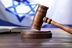 צעיר על אופנוע ללא רישיון