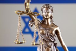 צעיר עם רישיון לקנאביס רפואי בבית המשפט