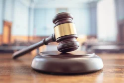 מנהל מלון בבית המשפט