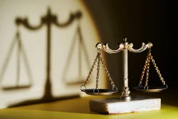 בית משפט דן בעבירות סמים ותקיפה