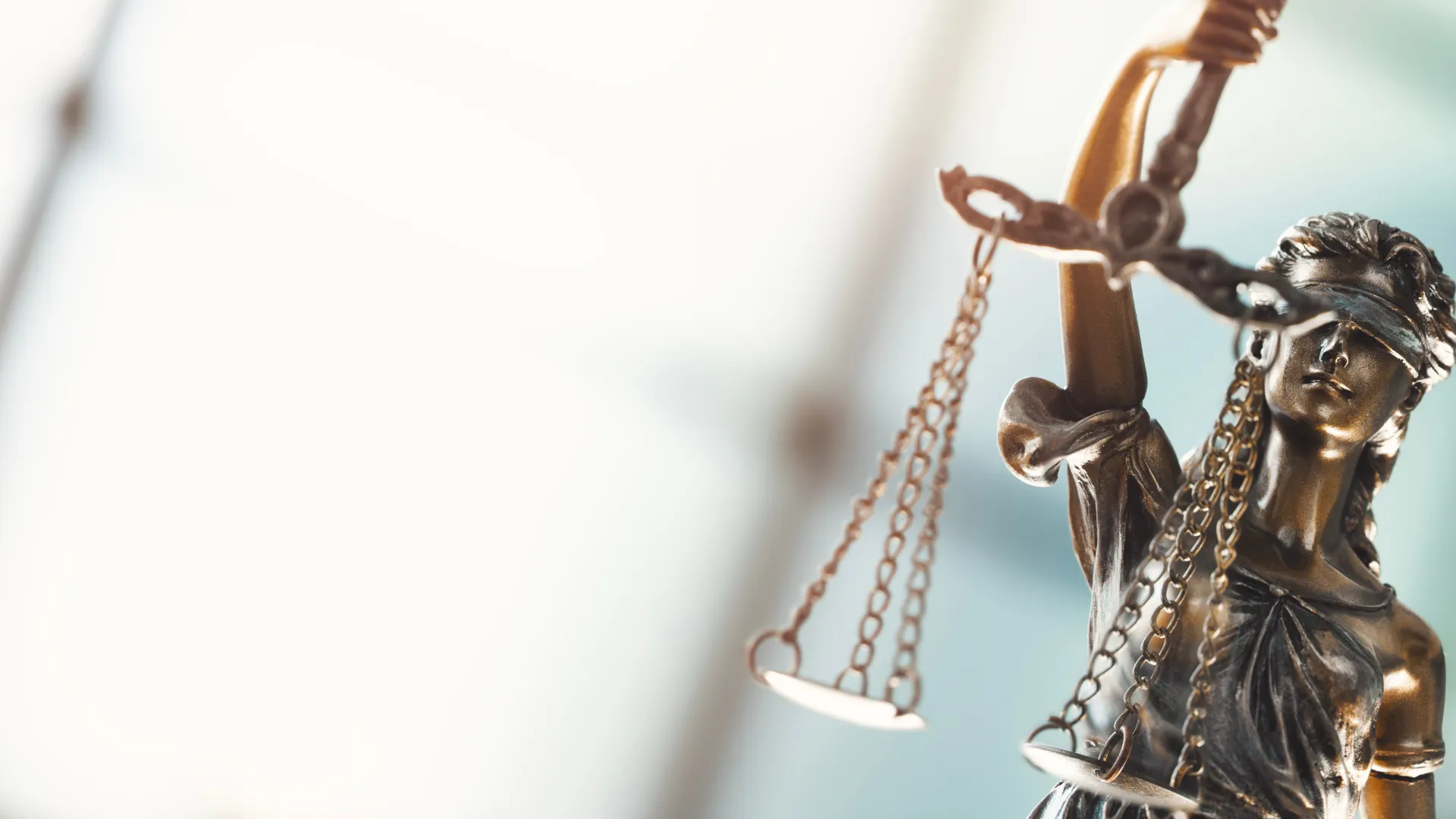 בית המשפט המחוזי הפחית עונשו של נאשם בתקיפה חמורה של זקן ועבירות סמים בשל נזקקות טיפולית