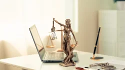 מנהל חברה בבית משפט